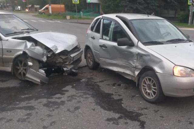 При столкновении двух авто в Йошкар-Оле травмы получили две пассажирки
