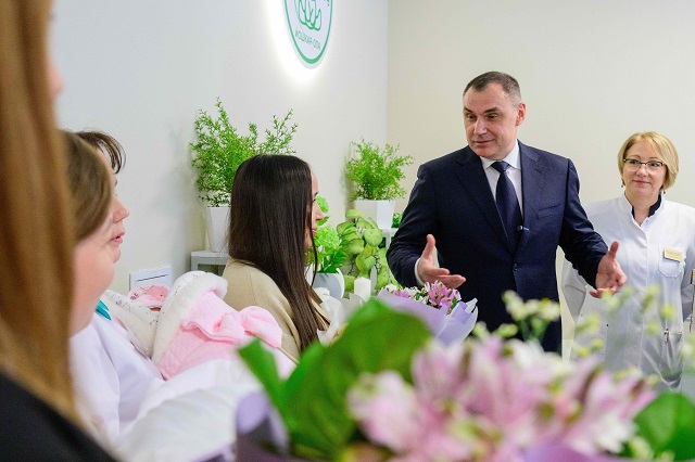 Глава Марий Эл Юрий Зайцев вручил первые подарки мамам первенцев