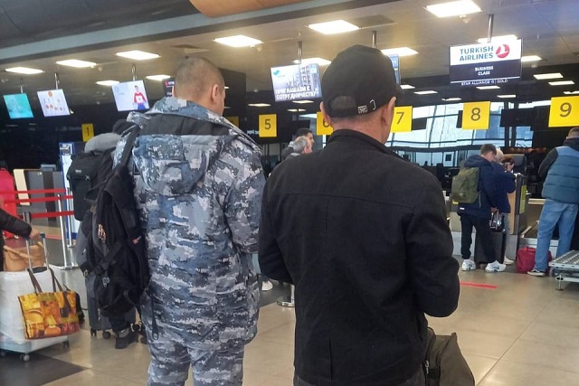 Гражданин Азербайджана отправлен судебными приставами домой