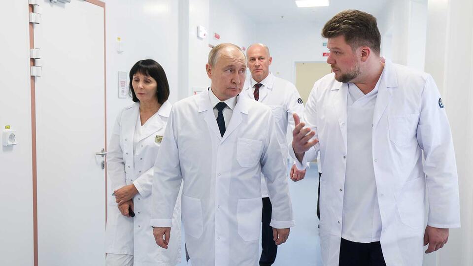 Владимир Путин продлил программу «Молодая семья» Владимир Путин продлил программу «Молодая семья»