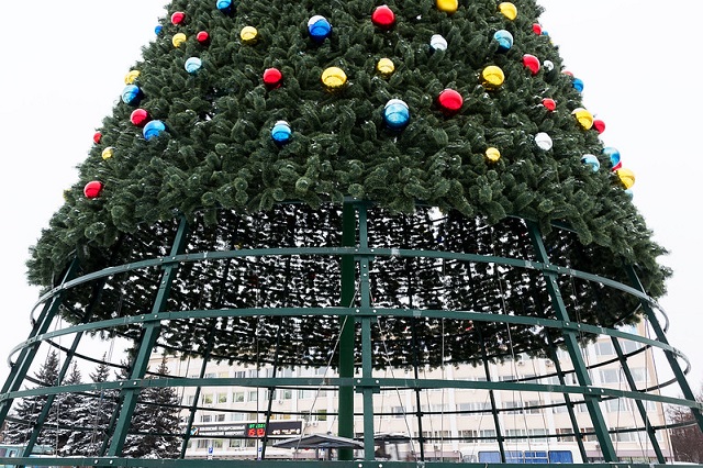 На площади Ленина устанавливают главный новогодний символ Йошкар-Олы