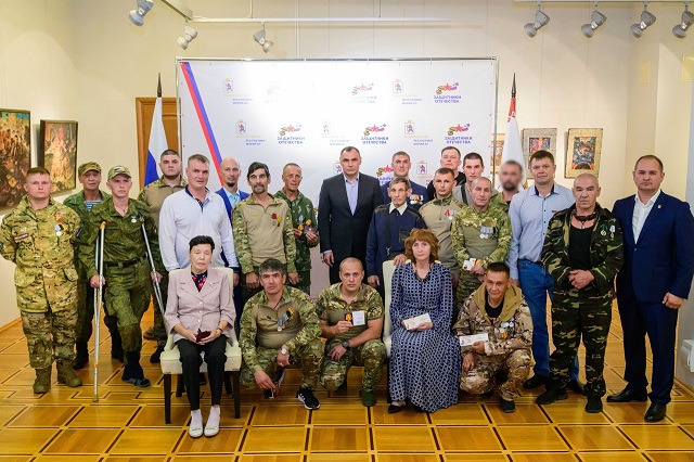 Глава Республики Марий Эл Юрий Зайцев вручил награды участникам СВО