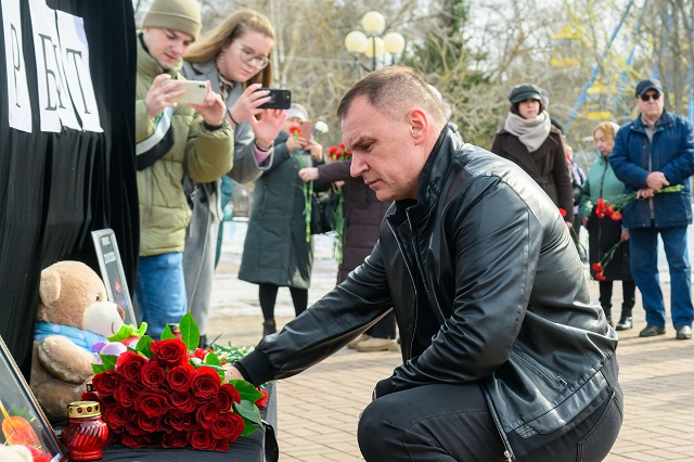 Юрий Зайцев почтил память погибших во время теракта в «Крокус Сити Холле»  Юрий Зайцев почтил память погибших во время теракта в «Крокус Сити Холле»