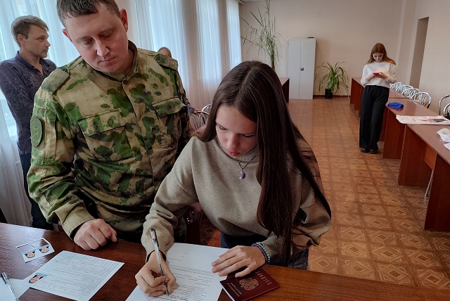 В ДНР юным жителям региона вручили паспорта гражданина РФ 