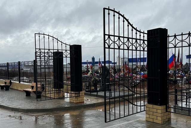 На «Аллее героев» Туруновского кладбища обустроили входную группу