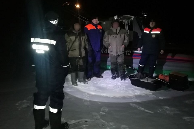 В январские праздники спасатели пришли на помощь рыбакам на Волге 