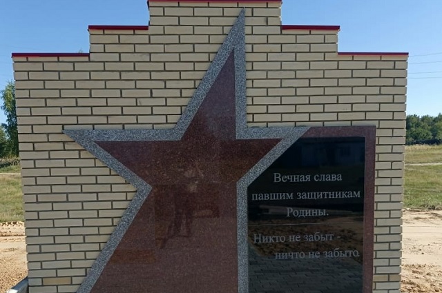 В деревне Озерки был отремонтирован памятный обелиск