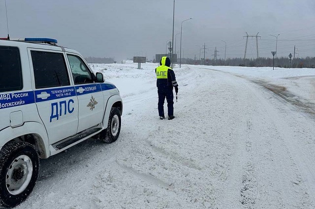 Сотрудники ГАИ помогают водителям, оказавшимся в сложной ситуации 