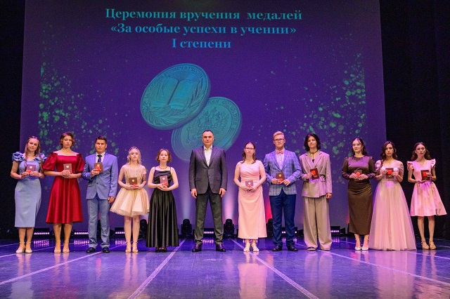 Юрий Зайцев вручил выпускникам Политехнического лицея-интерната золотые медали