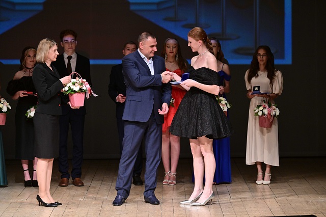 Глава Марий Эл вручил аттестаты и медали выпускникам Лицея № 28