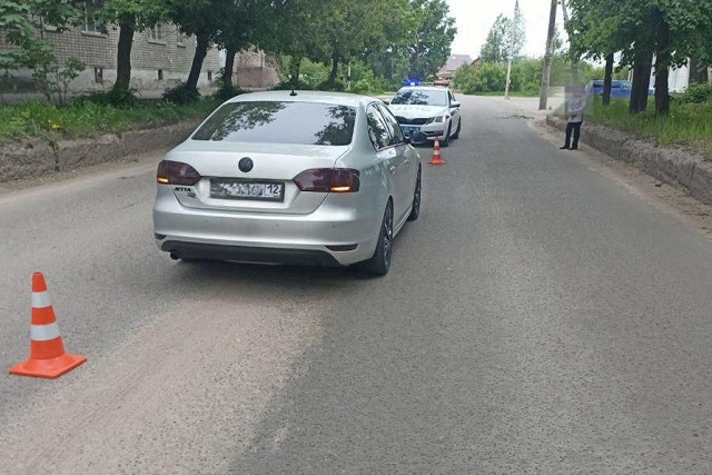 Мальчик, выбежавший на дорогу, попал под колёса иномарки в Волжске