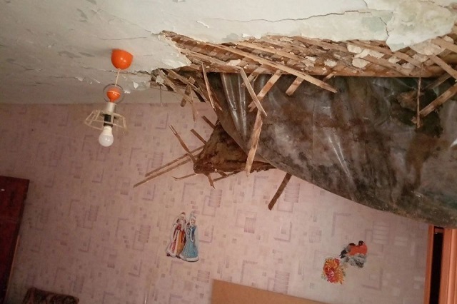 В квартире аварийного дома в Йошкар-Оле обрушился потолок