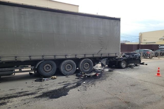 Водитель внедорожника погиб при столкновении с грузовой фурой 