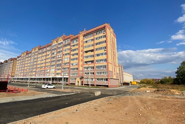 На улице Чернякова продолжается строительство рекреационной зоны