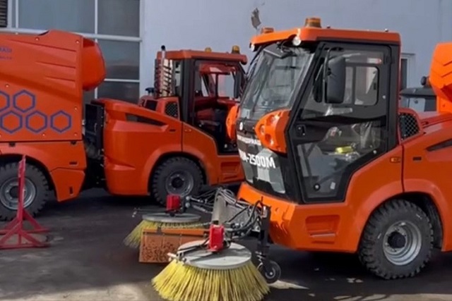 Новая коммунальная техника выехала на уборку тротуаров