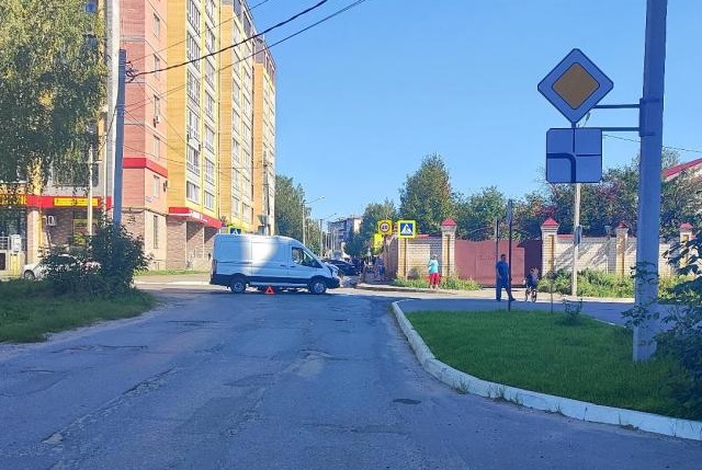 В Семёновке столкнулись два автомобиля, один человек травмирован В Семёновке столкнулись два автомобиля, один человек травмирован