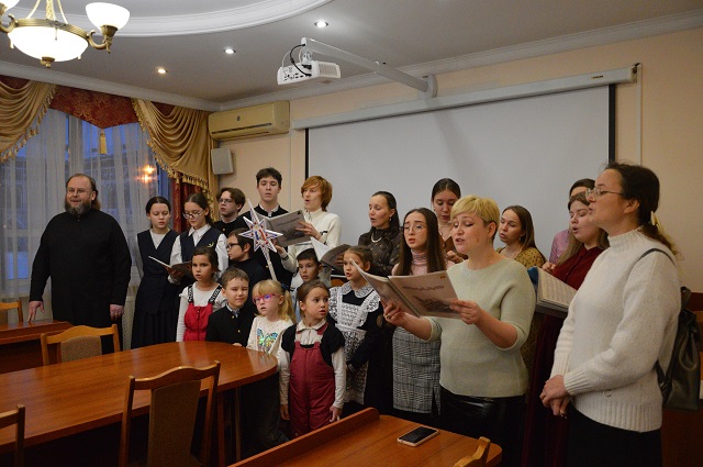 Сегодня в здании администрации Йошкар-Олы пели рождественские колядки 