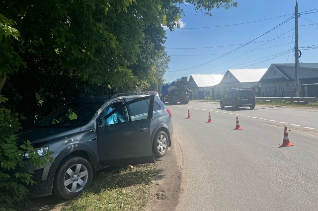 В Волжске водителю стало плохо за рулём, машина врезалась в дерево 
