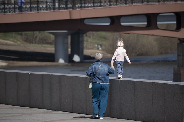 60 бабушек получают в Марий Эл пособие по уходу за ребенком до полутора лет