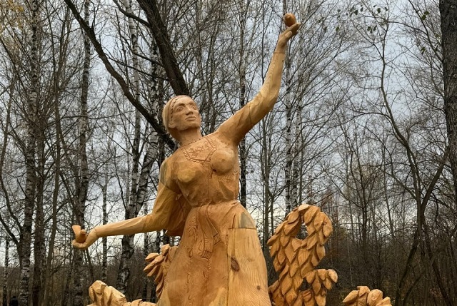 В Марий парке Йошкар-Олы приступили к установке деревянных фигур 