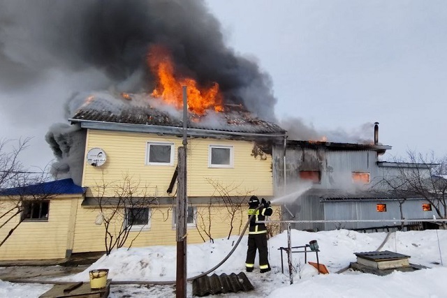 В селе Вятском Советского района в результате пожара сгорели дом и баня 