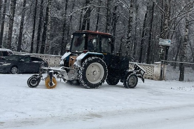 Сегодня улицы Йошкар-Олы чистили от снега 40 единиц техники 