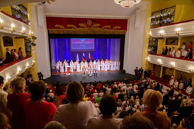 Делегаты из 22 регионов России участвуют в съезде марийского народа 