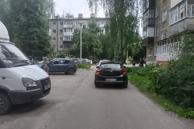 В Йошкар-Оле во дворе дома иномарка сбила 12-летнего мальчика В Йошкар-Оле во дворе дома иномарка сбила 12-летнего мальчика