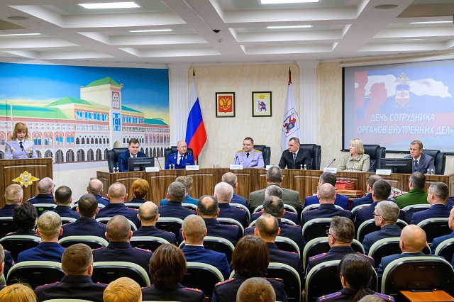 Юрий Зайцев вручил награды сотрудникам органов внутренних дел 