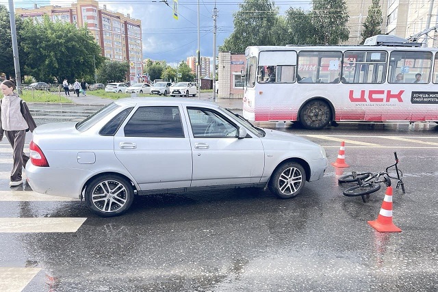 Юный велосипедист попал под колёса легкового автомобиля