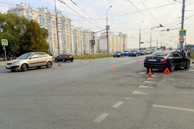 Один человек пострадал в результате столкновения трёх автомобилей Один человек пострадал в результате столкновения трёх автомобилей