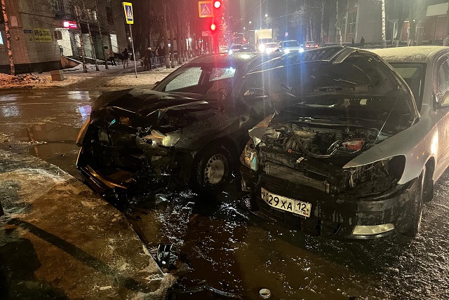 Два легковых автомобиля не поделили один перекрёсток в Йошкар-Оле