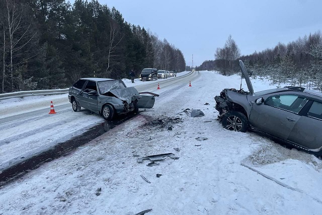 На трассе в Волжском районе столкнулись два легковых автомобиля