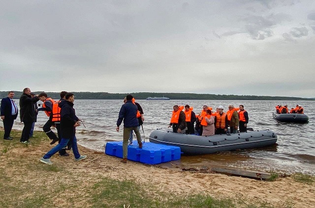 Туристы прибыли в Замок Шереметева на скоростных лодках Туристы прибыли в Замок Шереметева на скоростных лодках