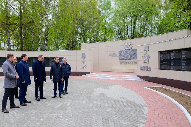 В Центральном парке культуры и отдыха приводят в порядок мемориалы