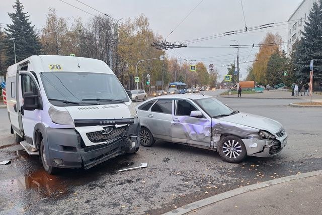 В Йошкар-Оле маршрутка и легковой автомобиль не поделили дорогу