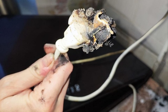 Специалисты отметили грамотные действия вахтёра и студента при пожаре 