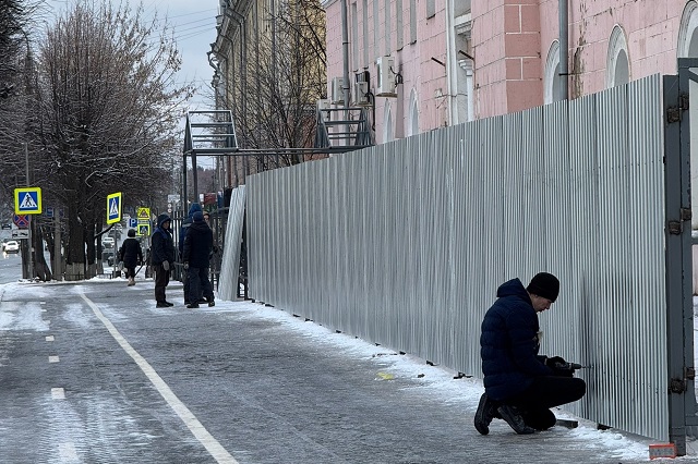 Здание бывшей гостиницы «Советская» оградили строительным забором 