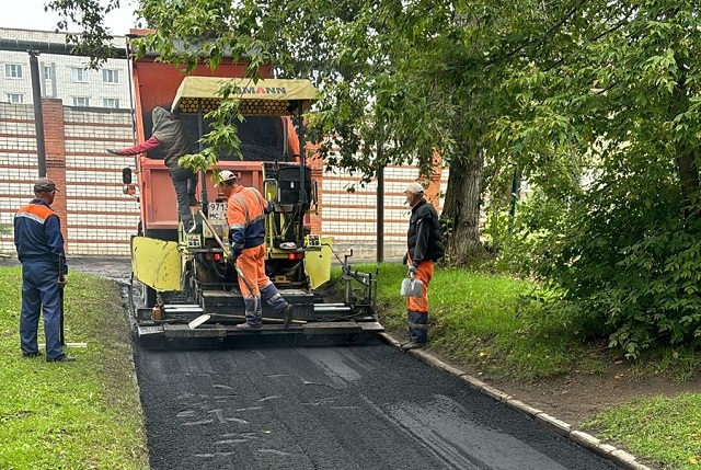 В Йошкар-Оле продолжается благоустройство дворовых территорий