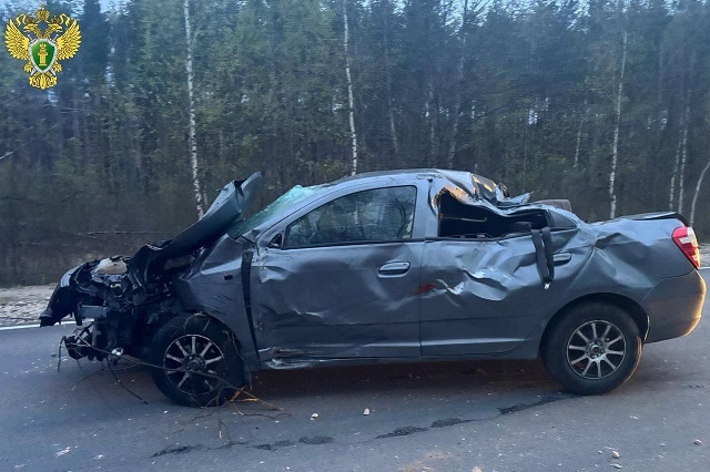 В Юринском районе иномарка съехала в кювет и опрокинулась 