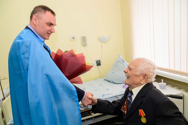 Юрий Зайцев поздравил ветерана Великой Отечественной войны с 103-летием Юрий Зайцев поздравил ветерана Великой Отечественной войны с 103-летием