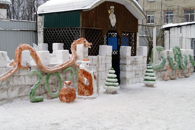 Участники конкурса зимних скульптур столкнулись с нехваткой снега