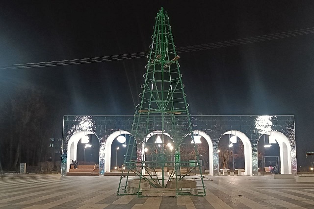 Установка праздничных ёлок началась в микрорайонах города Волжска
