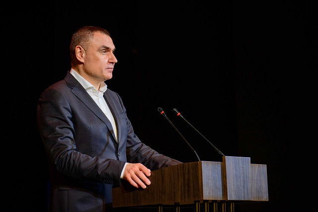 Юрий Зайцев поздравил с праздником работников бытового обслуживания и ЖКХ 