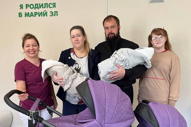 Новорождённым близнецам передали коляску на «две персоны» 