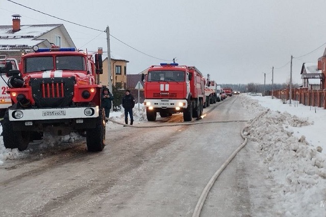 Сотрудники Госпожнадзора выясняют причину пожара в деревне Тойкино