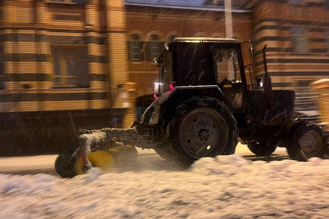 35 единиц дорожной техники чистят снег на улицах Йошкар-Олы