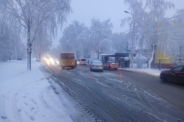 В понедельник утром в Йошкар-Оле столкнулись автобус и легковушка 