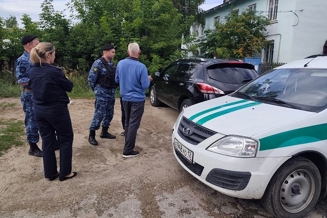 Судебные приставы арестовали автомобиль, чтобы стимулировать водителя к выплате долга Судебные приставы арестовали автомобиль, чтобы стимулировать водителя к выплате долга