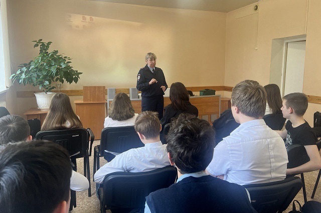 Полицейские проводят разъяснения в рамках акции «Группа риска» Полицейские проводят разъяснения в рамках акции «Группа риска»